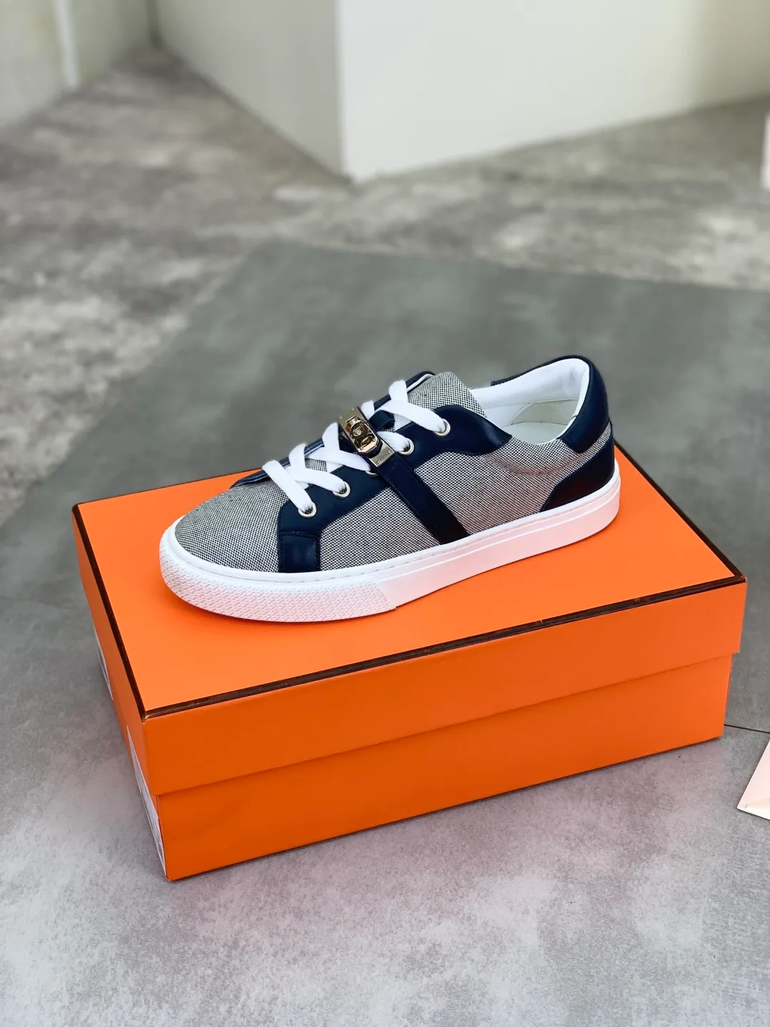 Men's men's shoes 💰P640 New Hermes top version Hermès classic couple style #𝐊𝐞𝐥𝐥𝐲 buckle casual white shoes skateboard shoes that will not conflict with shoes at all. Full of unknowns, Hermès rarely produces flat casual shoes and they are paired with classic palladium-plated Kelly shoe buckles! You'll fall in love with it at first sight. It's super versatile and can be worn with any skirt or pants. 🉑️Close your eyes and wear it. It's super noble. Fabric: Specific cowhide/canvas material. Lining: Sheepskin lining. Outsole: Original molded TPU outsole. Size: 35-45.